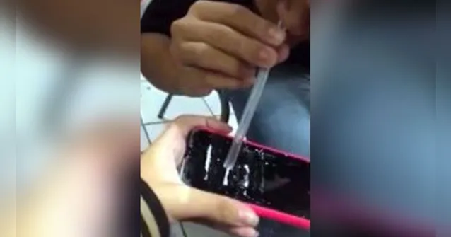Imagem ilustrativa da notícia Vídeo Estudantes cheiram pó de corretivo e são expulsos