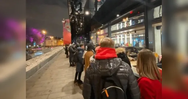 Imagem ilustrativa da notícia Vídeo: russos fazem filas antes do McDonalds fechar 