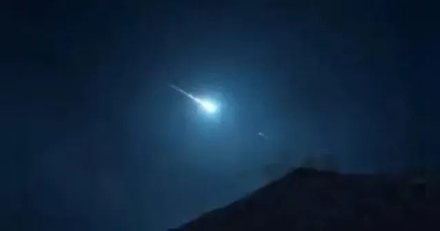 Imagem ilustrativa da notícia Vídeo: moradores filmam "bola de fogo" no céu e se assustam