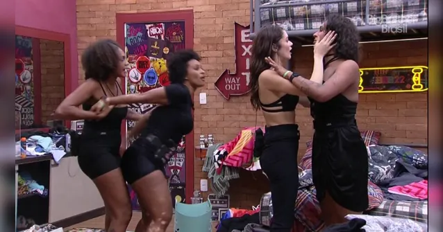 Imagem ilustrativa da notícia Vídeo: bêbadas, Lina e Natália brigam feio depois da festa