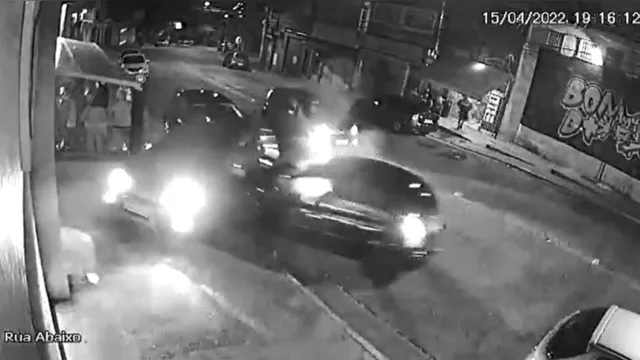 Imagem ilustrativa da notícia Vídeo: homem joga carro contra ex e a agride com ferro