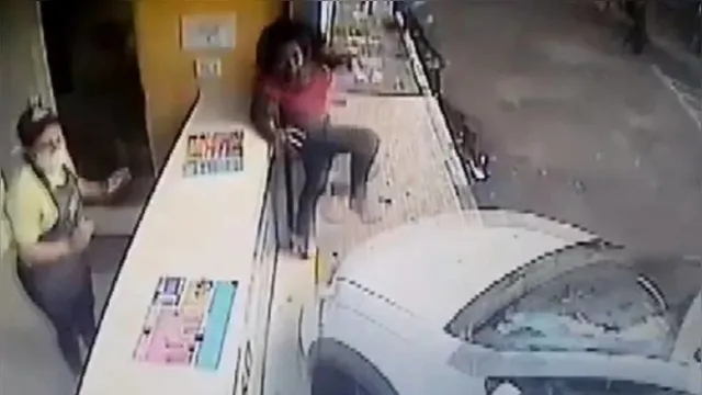 Imagem ilustrativa da notícia Vídeo: garota pula e escapa da morte enquanto segura sorvete