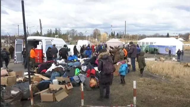 Imagem ilustrativa da notícia Vídeo: civis deixam Ucrânia durante cessar-fogo temporário