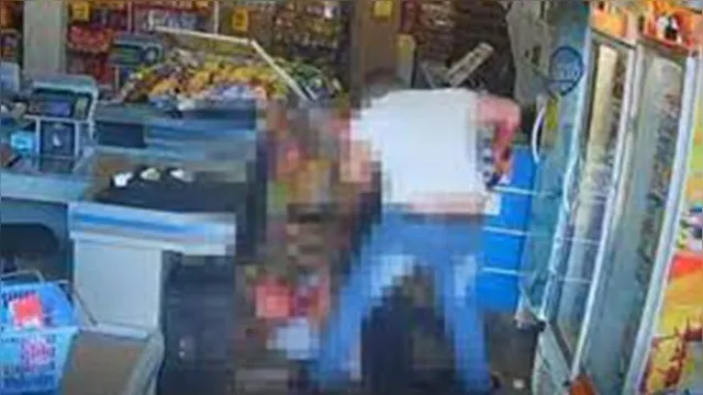 Imagem ilustrativa da notícia Vídeo: filho mata pai com sequência de golpes de facão