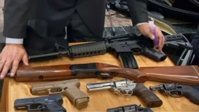 Imagem ilustrativa da notícia Vídeo: pastor evangélico benze armas de delegado católico