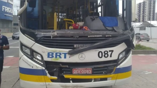 Imagem ilustrativa da notícia Dois ônibus colidem na pista do BRT em Belém