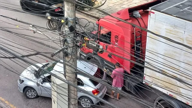 Imagem ilustrativa da notícia Batida entre carro e caminhão ocupa faixas da avenida Nazaré