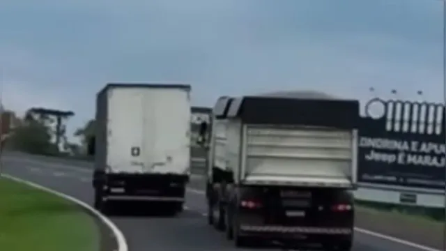 Imagem ilustrativa da notícia Vídeo: motorista causa acidente ao jogar caminhão em outro