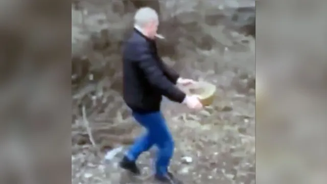 Imagem ilustrativa da notícia Vídeo: Ucraniano remove bomba da estrada com as mãos 