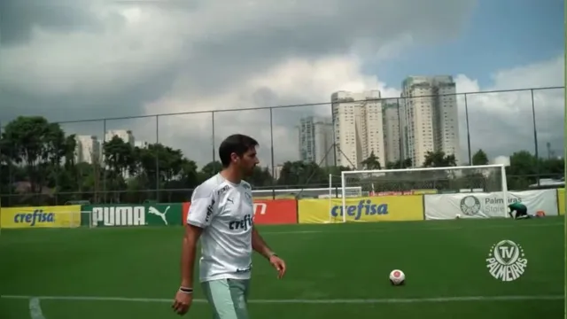 Imagem ilustrativa da notícia Vídeo: técnico campeão da Libertadores faz golaço em treino 