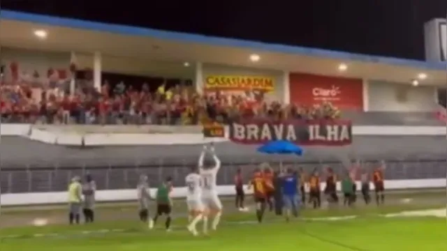 Imagem ilustrativa da notícia Susto! Reboco do Estádio Rei Pelé cai durante jogo do CSA 