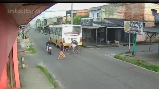 Imagem ilustrativa da notícia Vídeo flagra jovens sendo atropeladas por moto em Belém