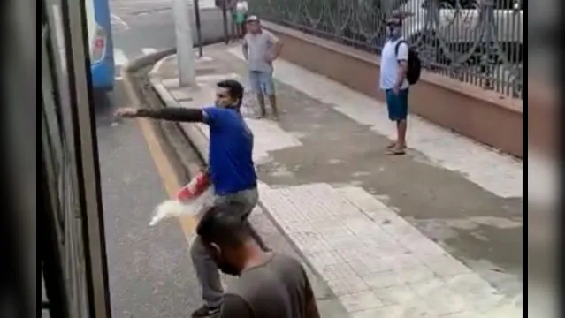 Imagem ilustrativa da notícia Vídeo: rodoviários brigam e ameaçam com extintor em Belém 