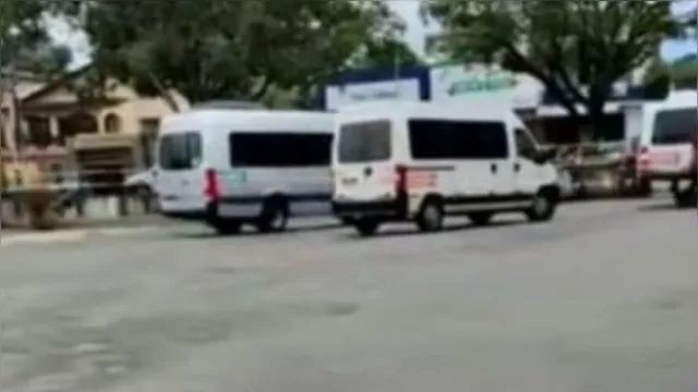 Imagem ilustrativa da notícia Vídeo: vans disputam passageiros em "racha". Veja!