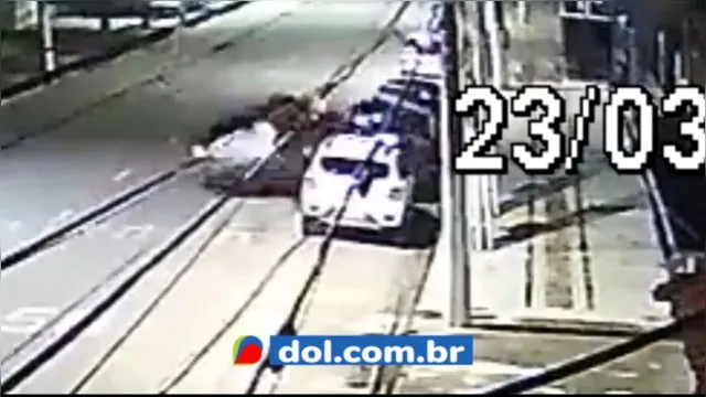 Imagem ilustrativa da notícia Vídeo: Motorista capota e atinge outros carros em Belém