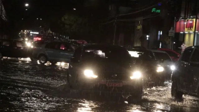 Imagem ilustrativa da notícia Chuva deixa pontos alagados e trânsito complicado em Belém