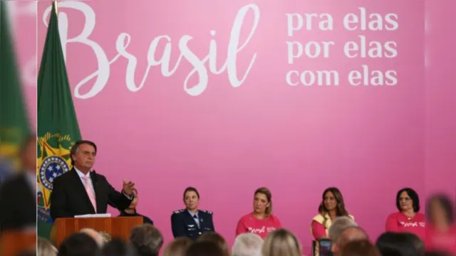 Imagem ilustrativa da notícia Bolsonaro tenta homenagear, mas comete gafe contra mulheres