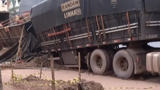 Imagem ilustrativa da notícia Vídeo:
carreta cai em buraco e interdita rua no Jurunas