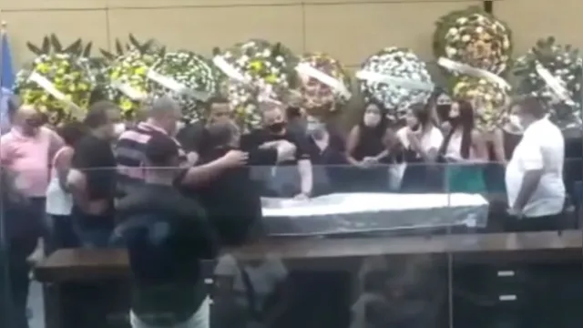 Imagem ilustrativa da notícia Vídeo: velório de 'Doidão' tem brigas e agressão à viúva