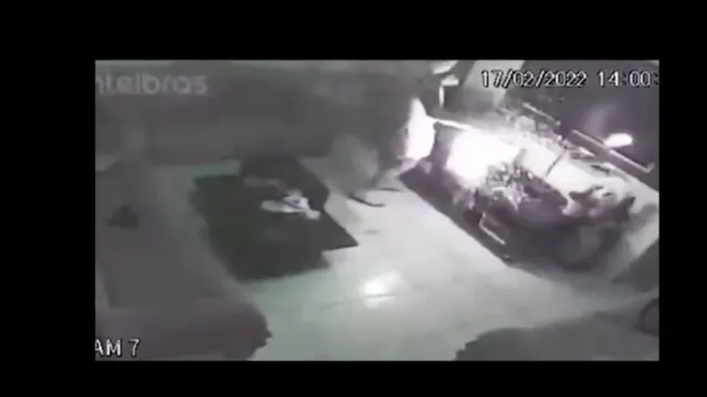 Imagem ilustrativa da notícia Veja o vídeo: cigarro eletrônico explode na boca de músico