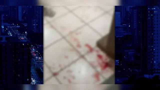 Imagem ilustrativa da notícia Vídeo:
mulher é esfaqueada pelo companheiro em condomínio