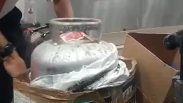 Imagem ilustrativa da notícia Vídeo: mulher tenta despachar botijão de gás em avião