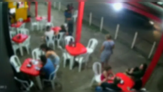 Imagem ilustrativa da notícia Vídeo:
ladra chega intimidando em assalto a lanchonete
