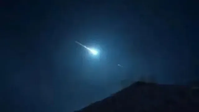 Imagem ilustrativa da notícia Vídeo: moradores filmam "bola de fogo" no céu e se assustam