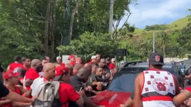 Imagem ilustrativa da notícia Torcida chuta carro de Gabigol em protesto contra o Flamengo