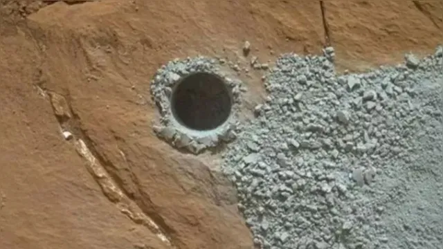 Imagem ilustrativa da notícia Buraco "perfurado" em Marte levanta teorias sobre alienígena