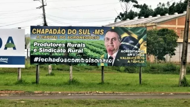 Imagem ilustrativa da notícia Ministro contra atos negou retirada de outdoors de Bolsonaro