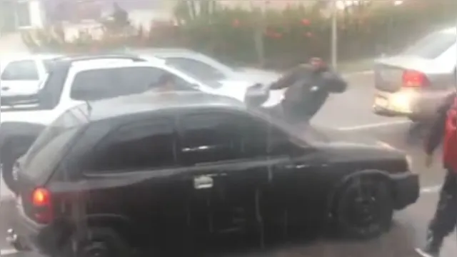 Imagem ilustrativa da notícia Vídeo: entregadores e motorista brigam em rua de Belém