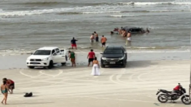 Imagem ilustrativa da notícia Vídeo: Carro de luxo atola novamente em praia de Salinas