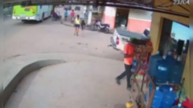 Imagem ilustrativa da notícia Vídeo:
criança é atropelada ao correr atrás de ônibus