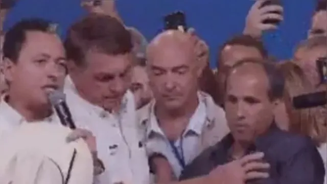 Imagem ilustrativa da notícia Vídeo: Bolsonaro se irrita e empurra intérprete em evento