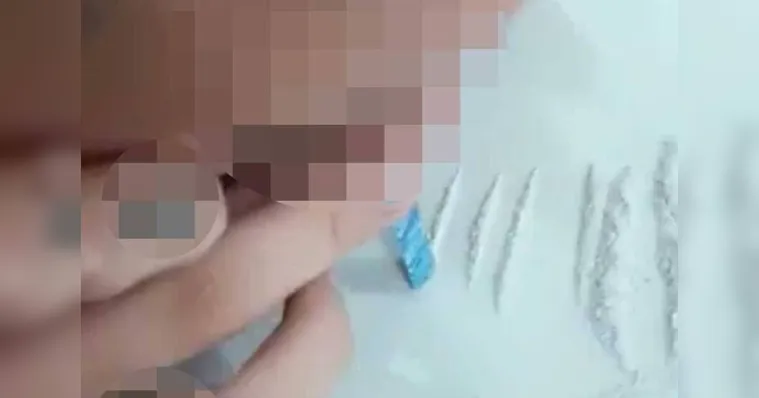 Imagem ilustrativa da notícia Alunos cheiram pó de corretivo em vídeos do TikTok
