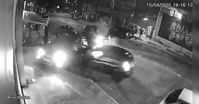 Imagem ilustrativa da notícia Vídeo: homem joga carro contra ex e a agride com ferro