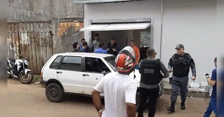 Imagem ilustrativa da notícia Policial encontra família rendida e mata assaltante