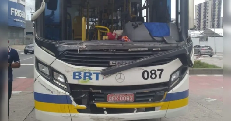 Imagem ilustrativa da notícia Dois ônibus colidem na pista do BRT em Belém
