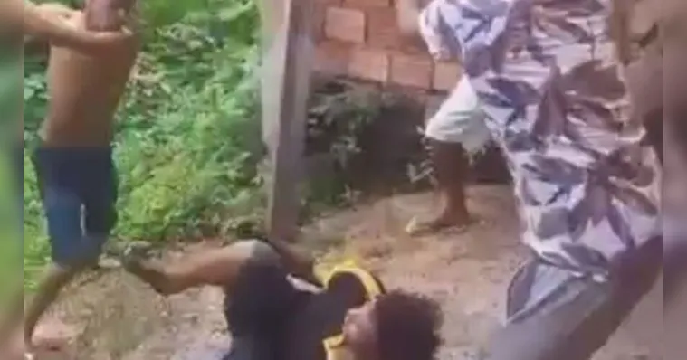 Imagem ilustrativa da notícia Vídeo: homem é espancado e morto pelo tribunal do crime