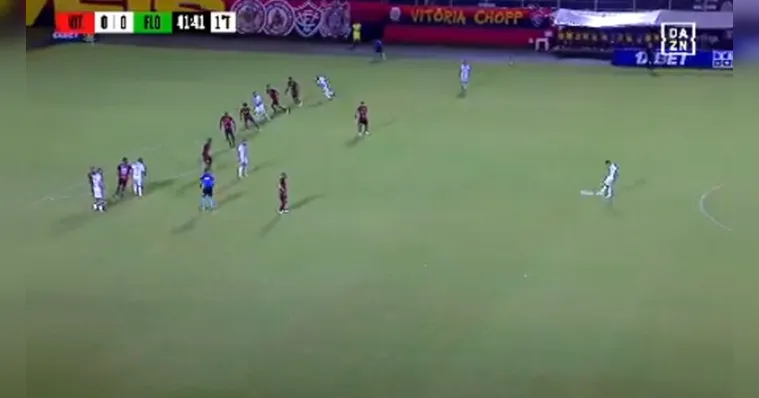 Imagem ilustrativa da notícia Puskás? lateral faz golaço do meio de campo na Série C
