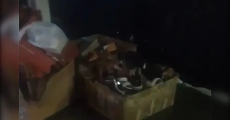 Imagem ilustrativa da notícia  Loja de Belém danifica e joga sapatos que podiam ser doados