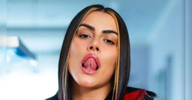 Imagem ilustrativa da notícia Cleo ousa no look para show: "quis vir pelada". Veja