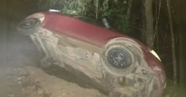 Imagem ilustrativa da notícia Motorista cai em ribanceira e morre ao tentar sair do carro