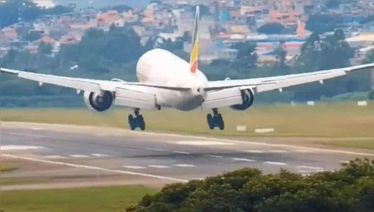 Imagem ilustrativa da notícia Vídeo: avião colide com ave durante pouso em Guarulhos