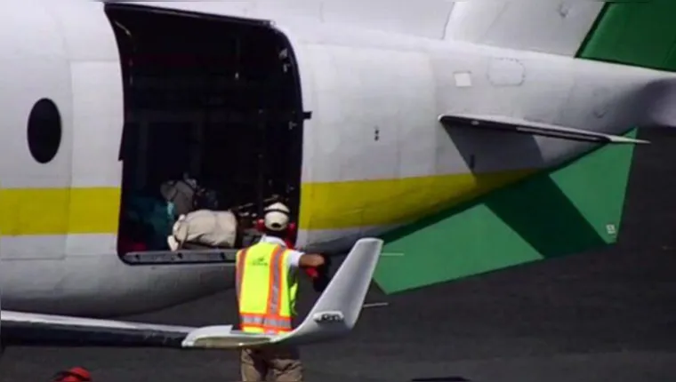 Imagem ilustrativa da notícia Avião perde porta e bagagens logo ao decolar no Panamá