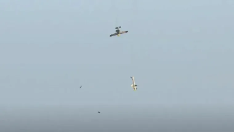 Imagem ilustrativa da notícia Vídeo: aviões caem durante manobra de troca de pilotos no ar