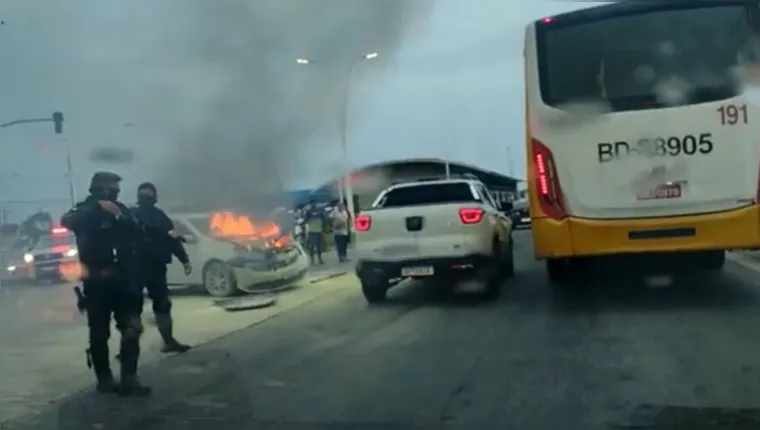 Imagem ilustrativa da notícia Carro pega fogo na pista doo BRT da Augusto Montenegro