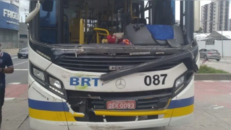 Imagem ilustrativa da notícia Dois ônibus colidem na pista do BRT em Belém