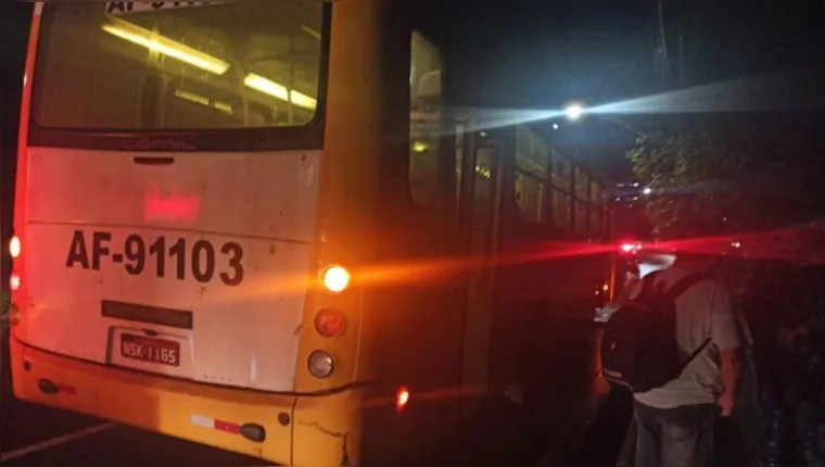 Imagem ilustrativa da notícia Guarda municipal reage a assalto em ônibus e mata bandido